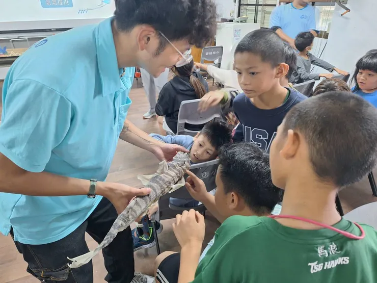 海洋公園化身聖誕老人，為孩子們帶來海洋生態教育課程。