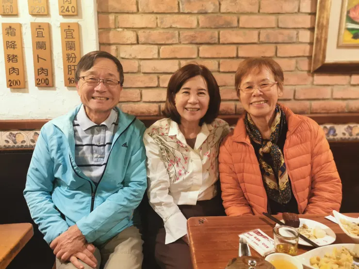 中間是 藝文放輕鬆（趨勢科技公司文化執行長）陳怡蓁