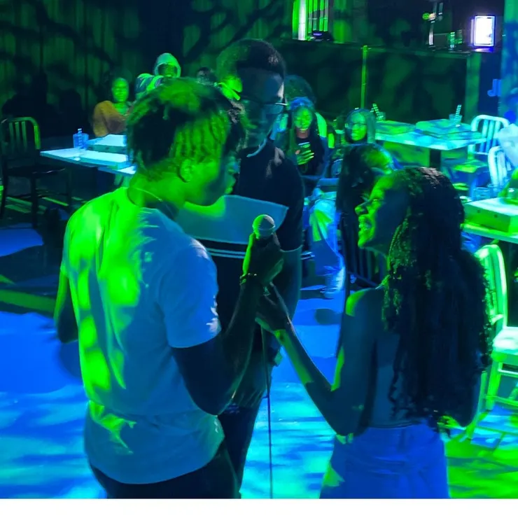 參與學生享受派對夜晚的氣氛。