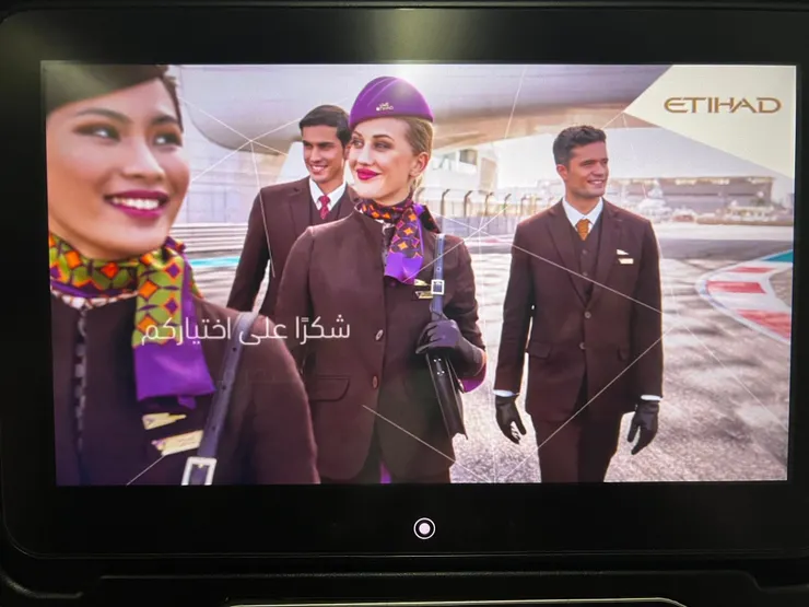 阿提哈女空服員的領巾讓咖啡色服裝亮起來