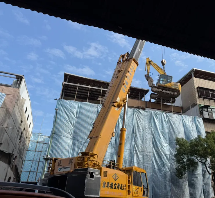 2026/01/17 吊車吊挖土機