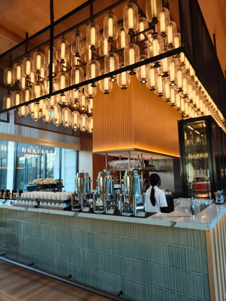 上頭的裝飾燈創意來自漁船的捕魚船燈