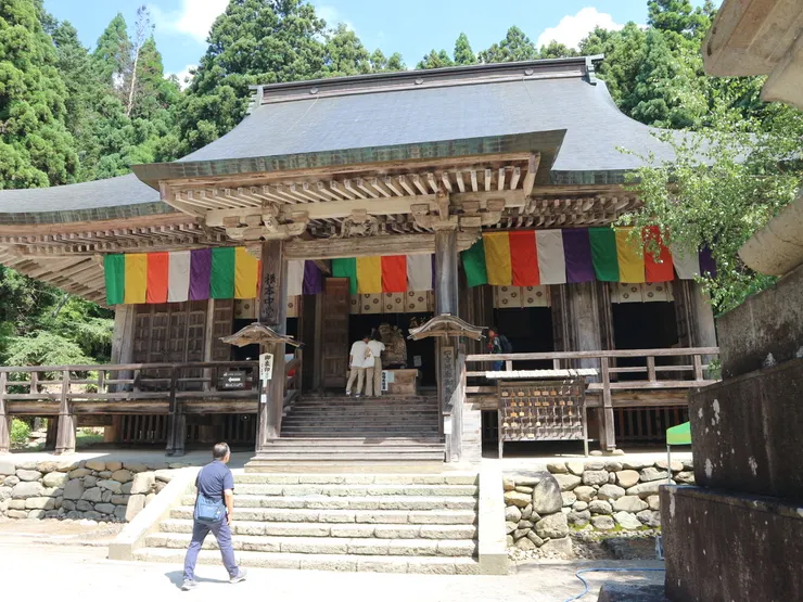 在山寺起點迎接我們的第一座神社,就是根本中堂