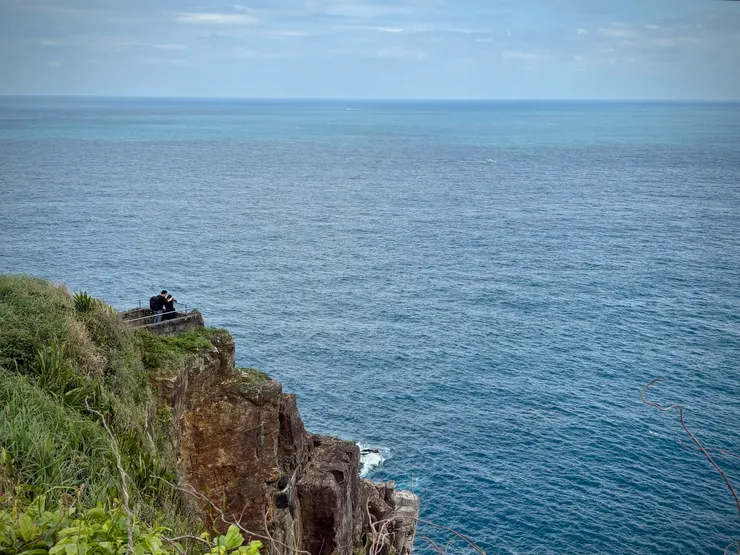 第二個觀景台可以看到第三個觀景台，仔細找，就在懸崖上