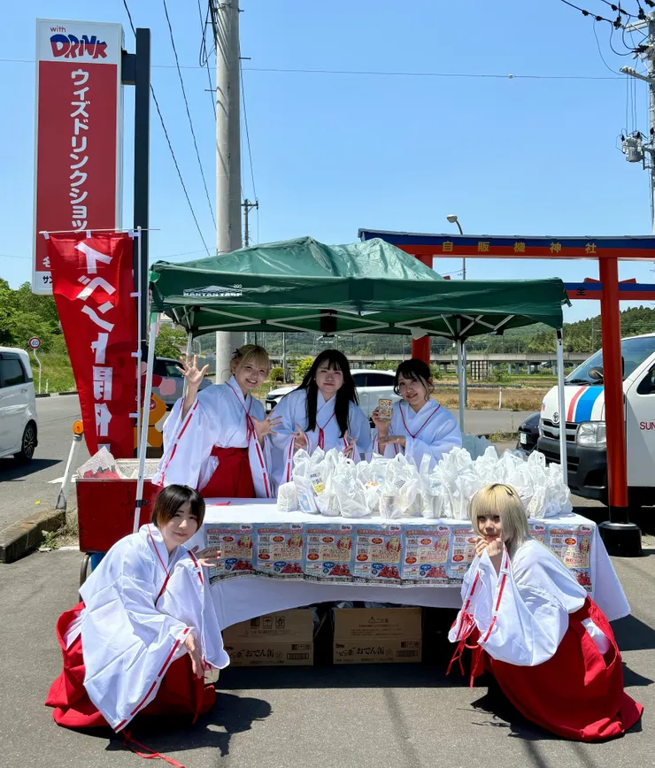 偶像團體POEM成員扮成巫女的模樣。（2024年自動販賣機神社活動現場）