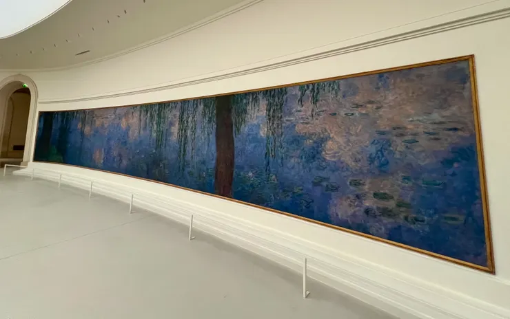 這張是“Clear morning with willows”：明亮/清晰晨間的柳樹