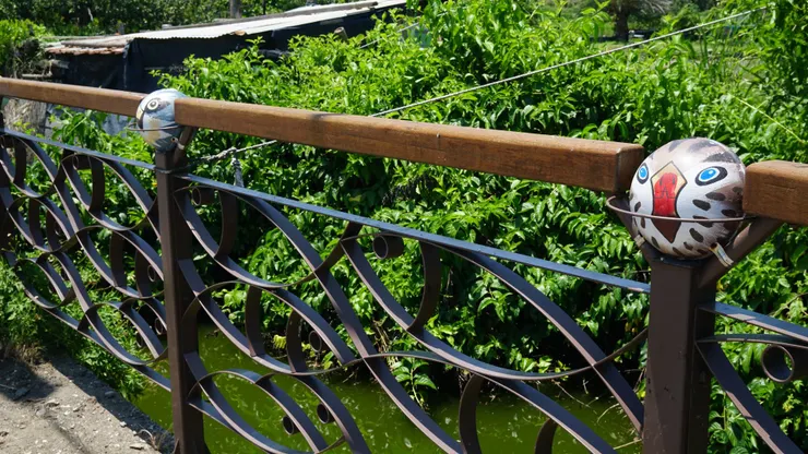 海盜村前浮球製成的水鳥造型