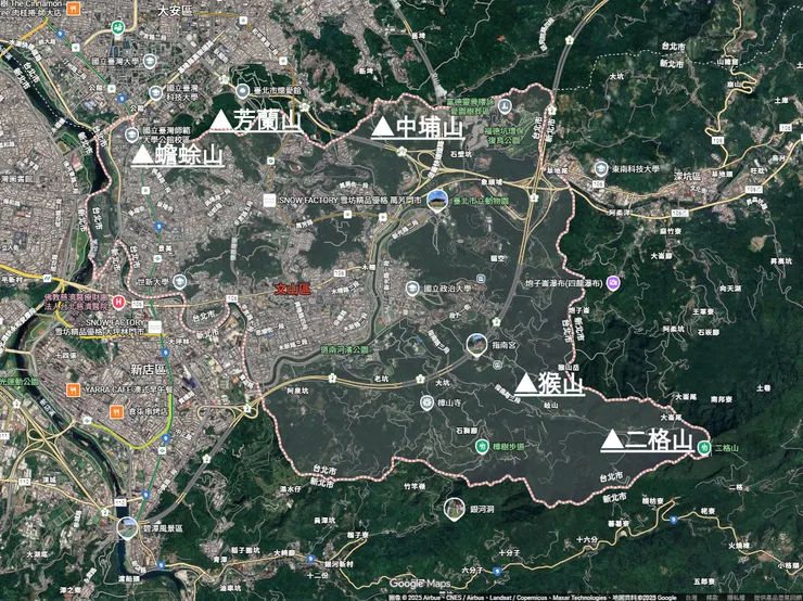 文山區由景美溪流經，劃為兩大山系，北邊為南港山系、南邊為二格山系