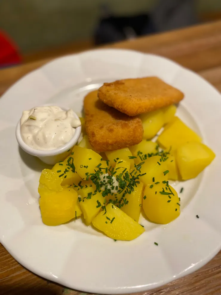 ▲起司炸魚+烤馬鈴薯,他們的烤馬鈴薯看上去油亮亮,但意外的好吃!