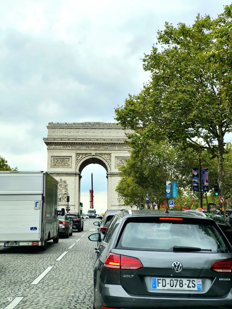 【三百五十里駛向巴黎強渡凱旋門！緊張開車，車流因壅塞稍停時，匆匆拍下一張。】