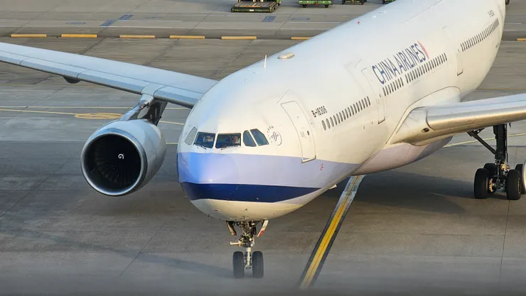 這是準備滑進桃機二航C邊登機門的華航A330客機!居然停在敵方陣營長榮航空這裡!真的好難得!