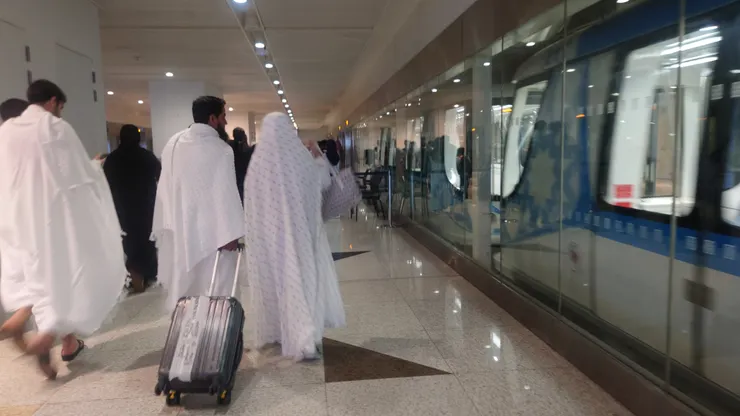 吉達機場見到穿著 Ihram (إحرام) 欲前往麥加朝覲或副朝的人。Photo: Zora @ King Abdulaziz International Airport, Jeddah, Saudi Arabia. Jul 8, 2024.