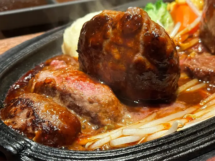 漢堡扒肉質的確如木村所言非常扎實彈牙，只是因為鐵板耐熱時間有限，店員提醒要立即先切好煎熟，否則就吃不到口感最佳的和牛。