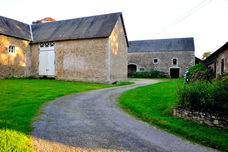 【四週有廣大的牧場與無邊的寧靜，晚出或早歸何妨內外逛逛也不錯！這算是城堡的後門吧。】