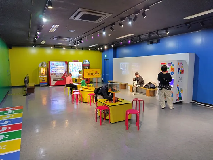 兒童推車旁的家長休息區