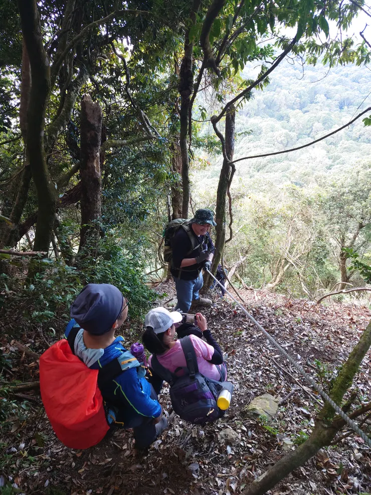 排隊下切90度斷崖