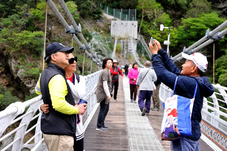 【山月吊橋上,佳源為裕釗、明珠攝影。】