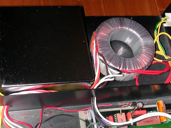 數位與類比電源分置兩個變壓器,有金屬外罩的變壓器提供數位用供電