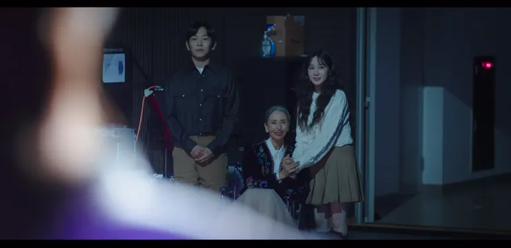 蘭珠媽看著舞台上閃耀的女兒，便能看到過往閃耀的自我，眼眶泛淚。（Source : Netflix。）