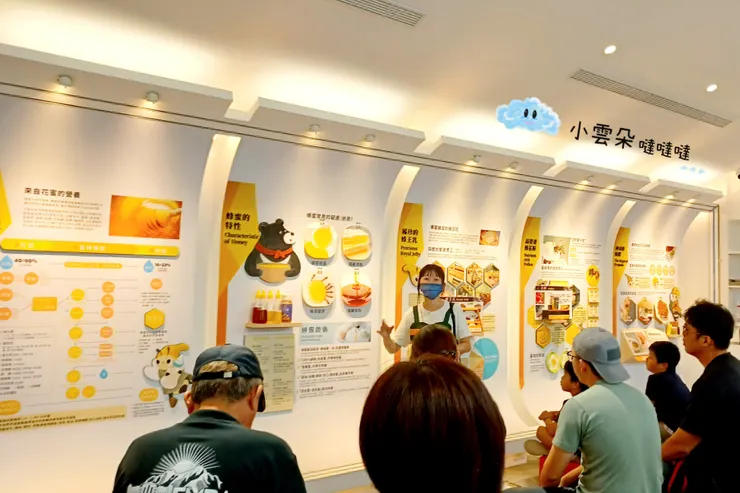 可以己看圖解,也可以聽真人導覽