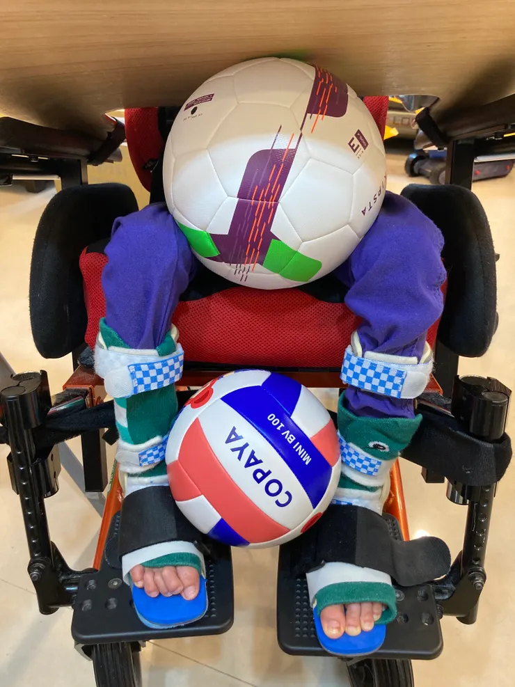 不只一般衣物，輔具穿穿脫脫也佔去生活大半。