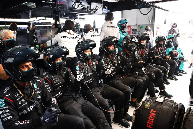 比賽中正在待命的賓士維修站團隊，他們有座位計畫，每個人坐哪張椅子都固定的