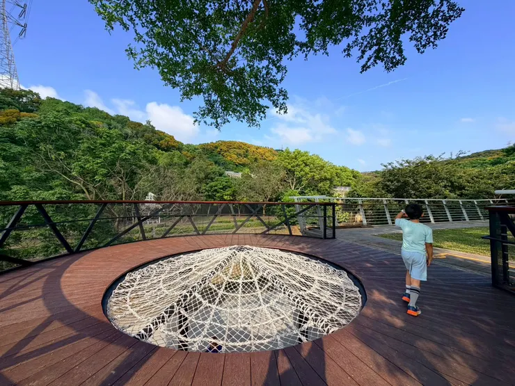 無障礙坡道前方綠意盎然