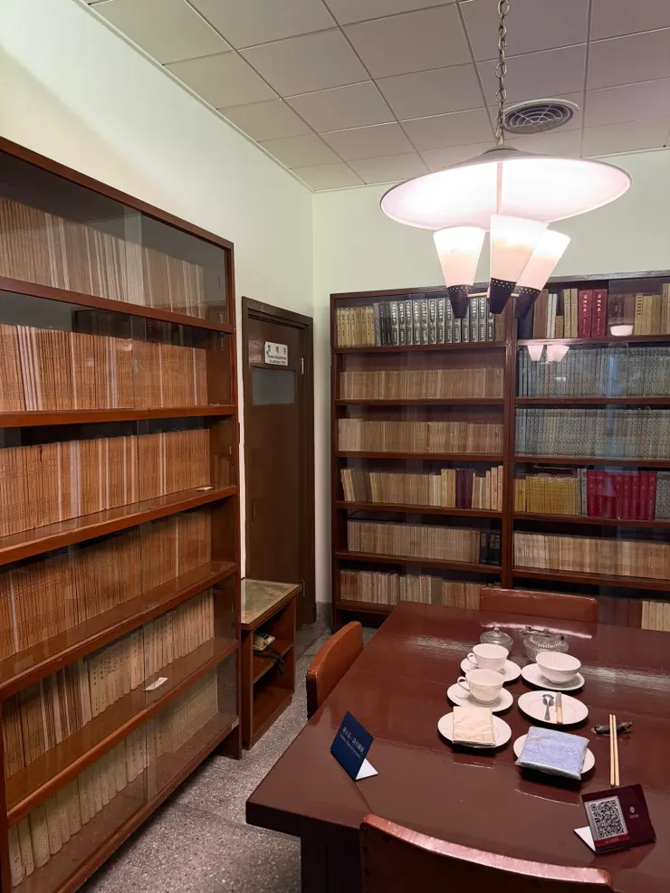 胡適的書本內,有眉批也有夾紙條(圖片來源:胡適紀念館)