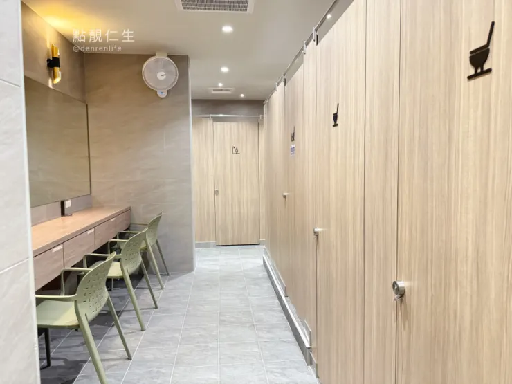 廁所內有淋浴間還有化妝桌｜春秋山林