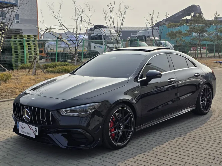 2025年式 Mercedes-AMG CLA45S 黑武士登場！韓規高配外匯車，黑車黑內、AMG蜻蜓方向盤、Burmester柏林之音音響，里程僅27,000km。性能與外型兼具的小鋼砲天花板，現正海運回台，卡位即可交車，想找CLA45S的你不能錯過！
