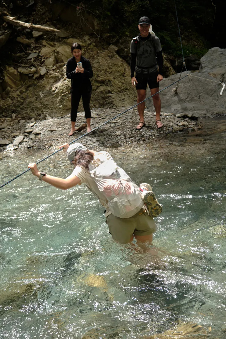這次的高度大約在膝蓋至大腿間，後來才發現另一條繩的路徑水位比較低，現在非雨季已經到大腿，在雨季這邊水深及腰是常態