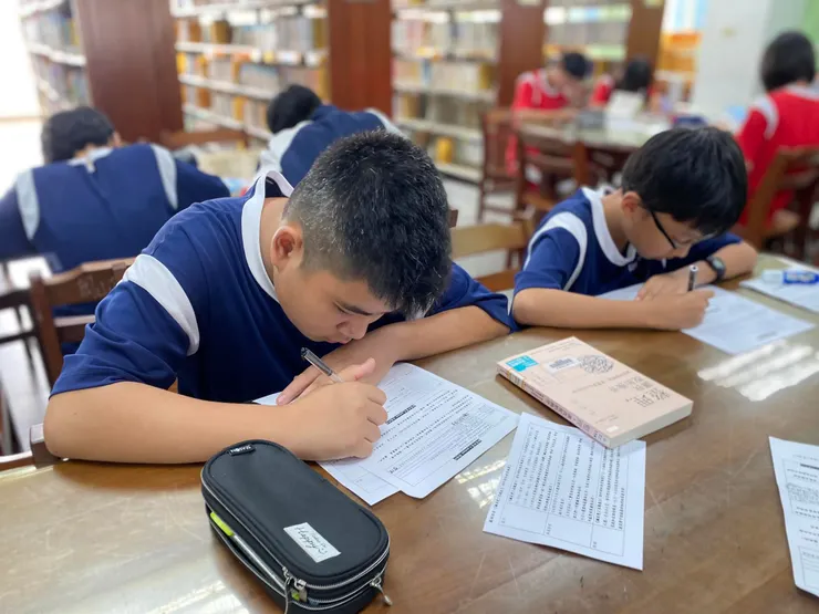 他們拿了整理的書，但其中一個孩子，抽屜很像資源回收場，下週再來好奇為什麼會選擇這本書😅😅