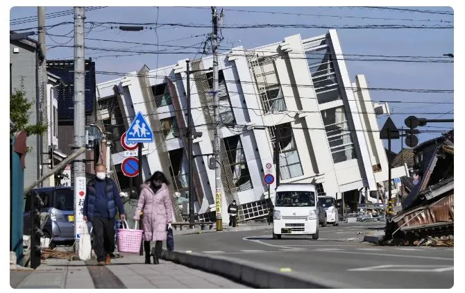 日本石川縣能登地方1日發生規模7.6強震,輪島市一棟建築物倒塌。(Kyodo/路透社)