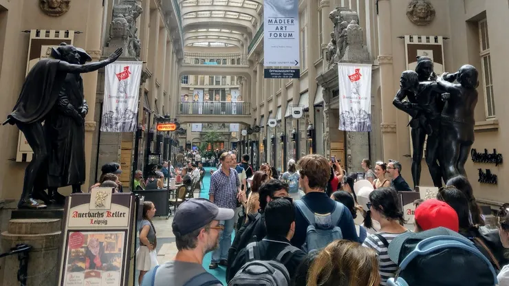 梅德勒拱廊Mädler-Passage，建於1912年，雕像建於1913年，為歌德《浮士德》中的場景，左邊高舉手者為浮士德，右邊是剛從魔法中醒來的三位行家