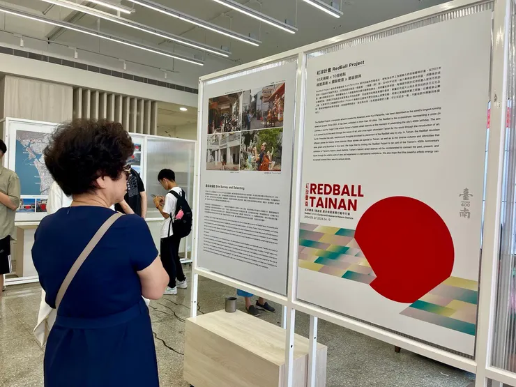 〔圖二〕一同與紅球鬥鬧熱的民眾參觀「紅球平行展」