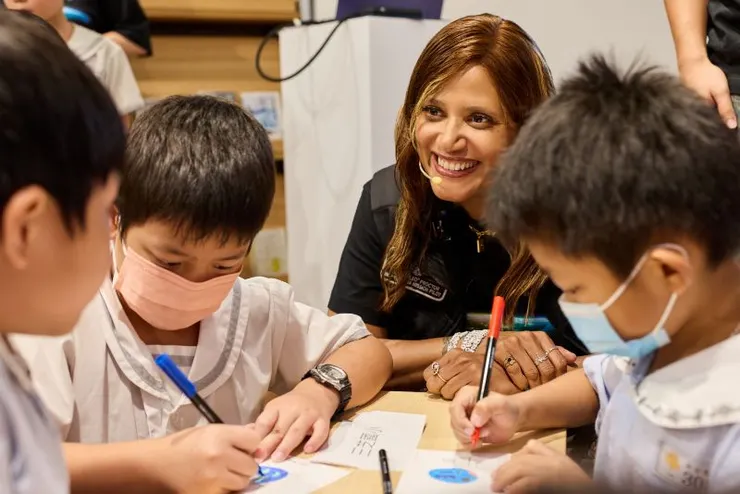 ▲以明信片傳遞希望,鼓勵孩子向太空人學習勇氣與和平