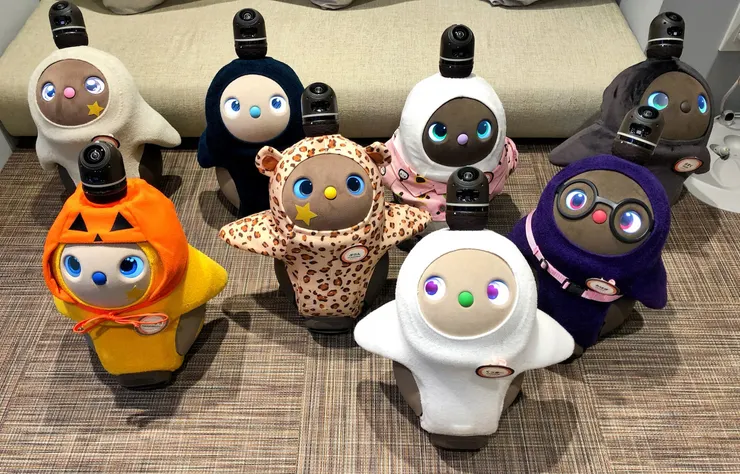 LOVOT專為陪伴人們而設計。大大的眼睛、可愛的小手臂和柔軟的毛絨外皮，它能夠自主移動，與人進行眼神交流，表達情感，並以合成語音進行溝通。