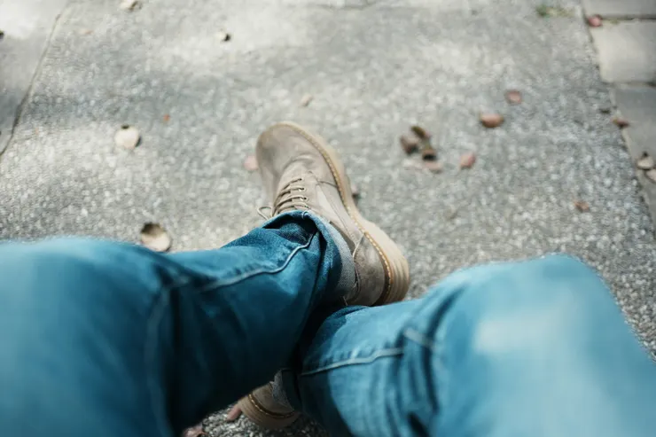 坐在椅子上發呆，看看周遭的行人，看看自己的雙腳。