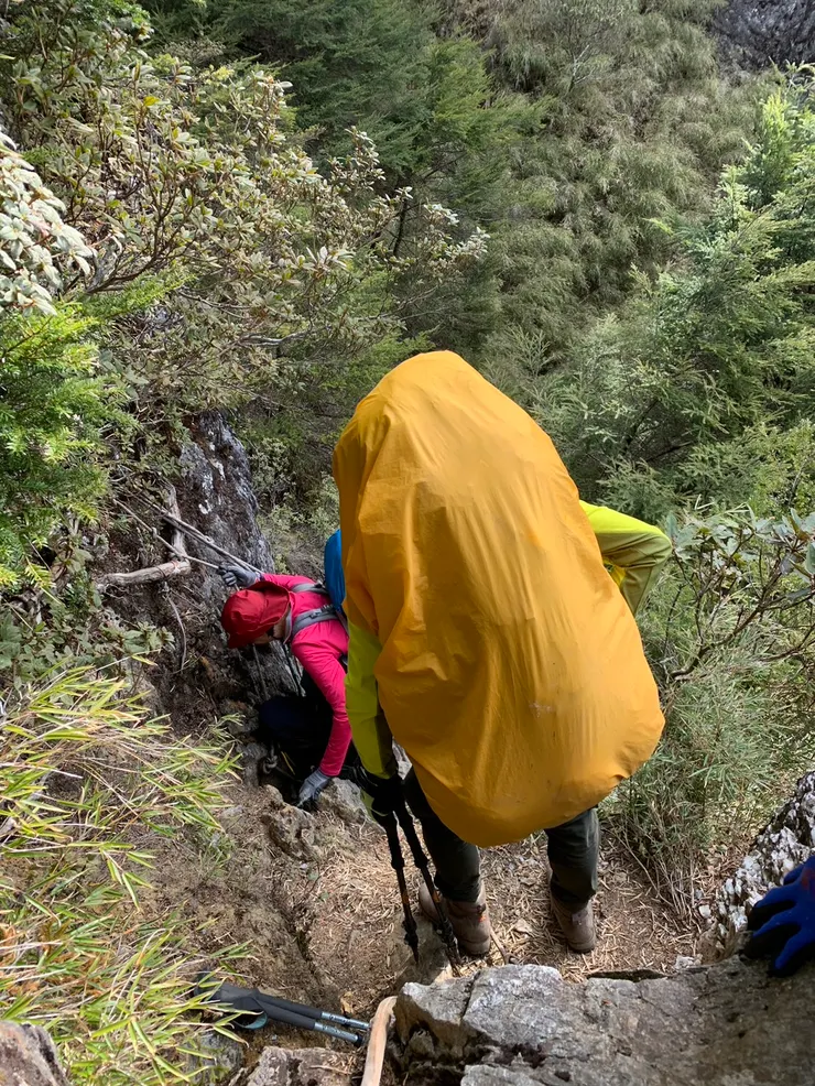 奇萊東陵-重裝又要保持平衡，正走過鐵線斷崖的細小踩點