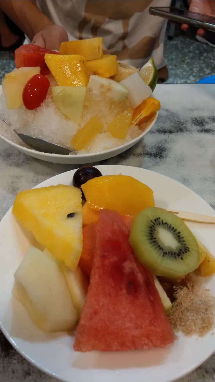 水果冰和沒有很冰的冰水果