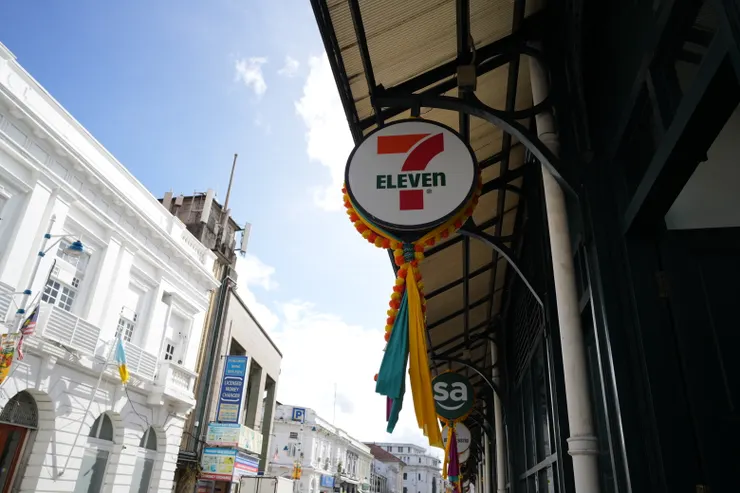 到處可見「屠妖節」顯眼的花圈裝飾，可愛的小七招牌戴花圈