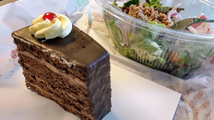 最近晚餐常吃生菜沙拉配甜點（好多甜點可以選，希望可以都吃一遍）