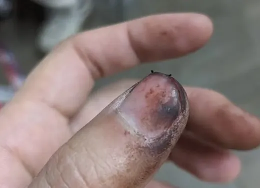 如果沒戴手套，一整天下來指甲縫都會藏黑色的垢，非常難刷乾淨。