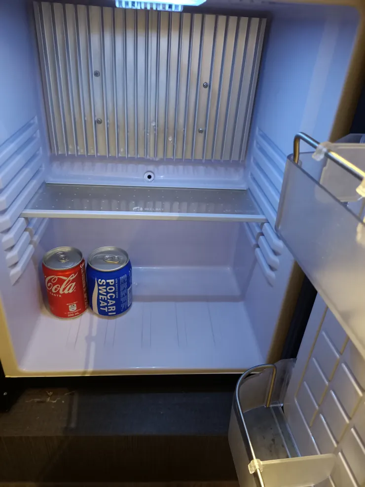 冰箱有兩罐飲料,是免費的