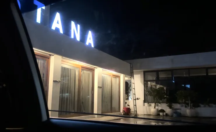 提早抵達的我們在車上補眠