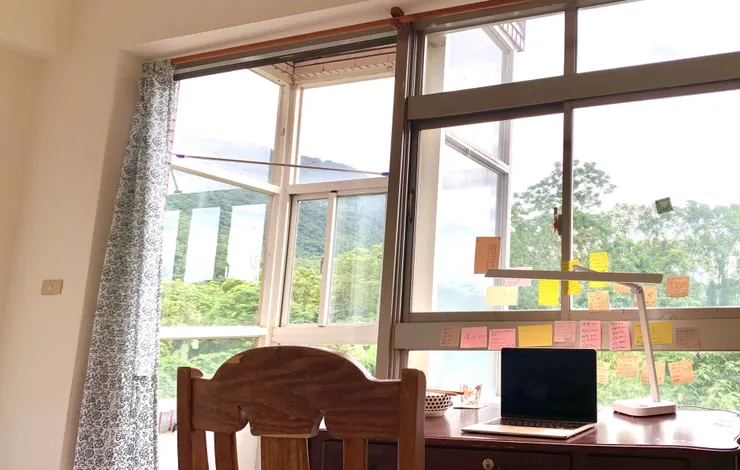 如果是需要專注唸書或工作的人，很適合選一個能看到山景或綠樹的地方生活，只要再選一台好用的檯燈，就完美了！