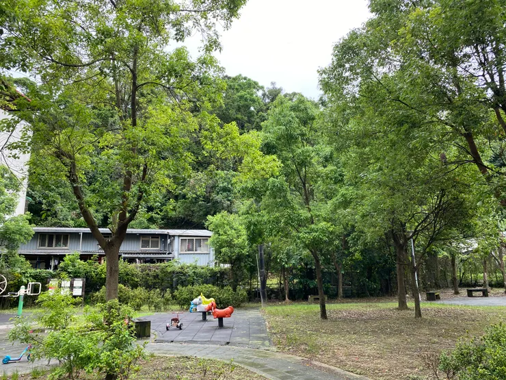 山腳下的綠地公園，原本是埤腹新村