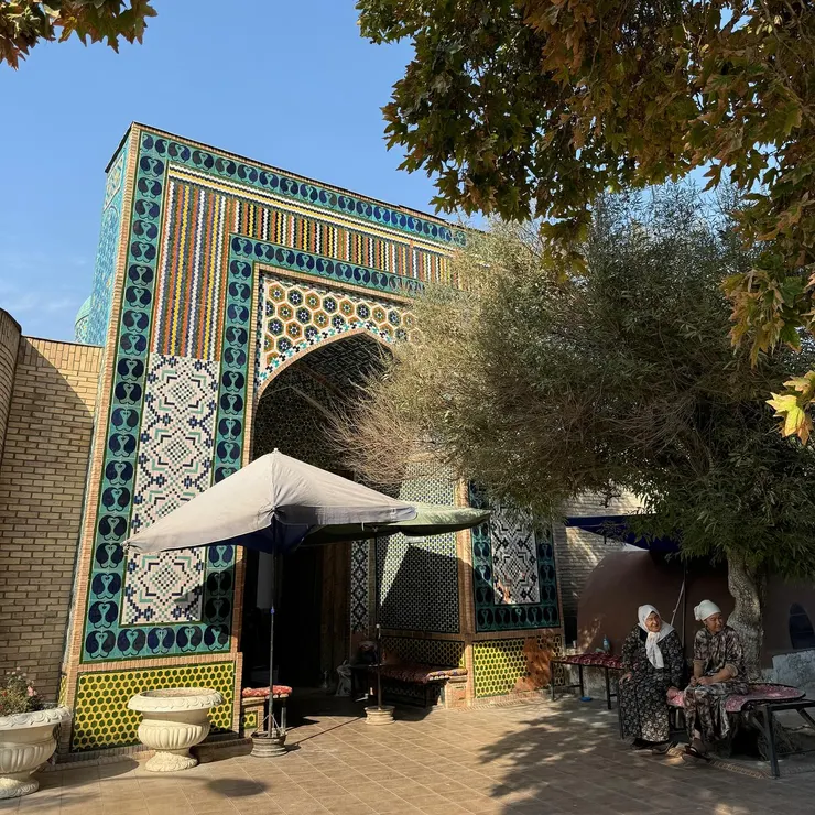 可汗家族墓園門口,一堆老太太坐在附近聊天