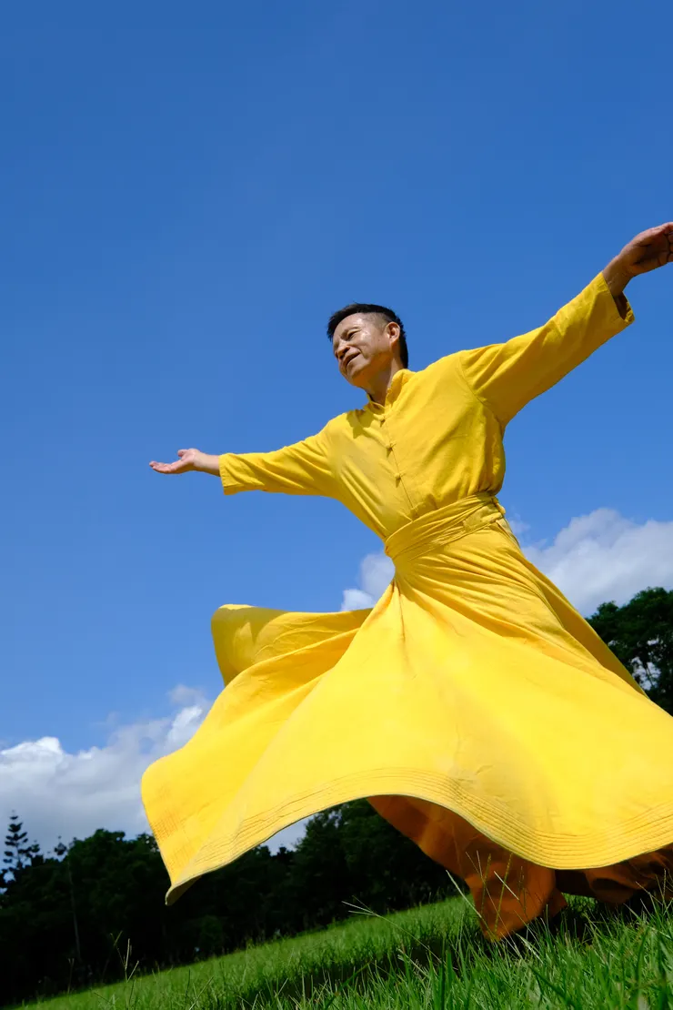 5月16日下午由楊錦聰親自帶領「蘇菲旋轉靜心工作坊」。這項源自 13 世紀的動態靜心練習，提供現代人一種不同於靜坐的內在訓練方式，參與者將在旋轉中練習維持身體軸心。 (圖／風潮音樂‧身體工房　提供)