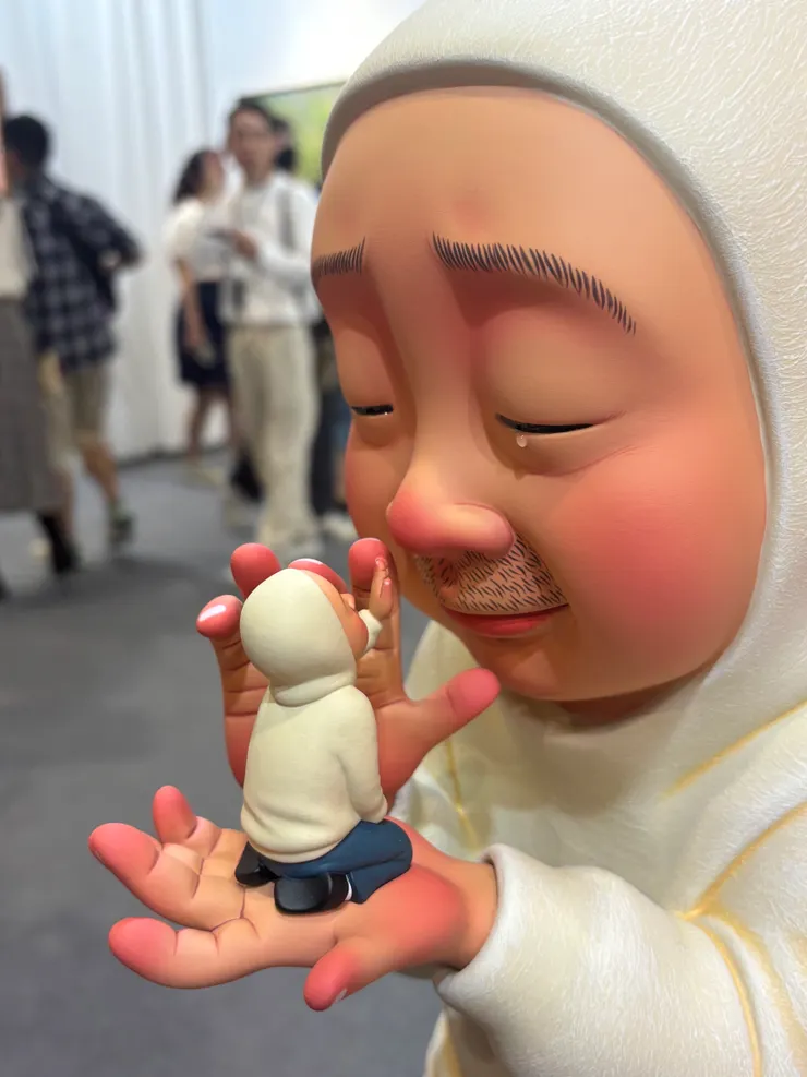 大人的臉龐細節，含著眼淚的眼角與溫柔的微笑，彷彿在對自己說：「沒關係，你做得很好。」